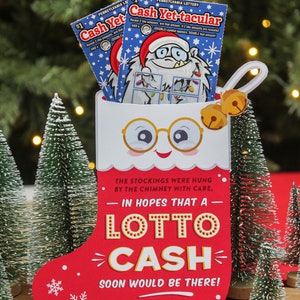 Pode incluir: Uma meia vermelha com um rosto de boneco de neve branco, &oacute;culos e sinos. A meia est&aacute; cheia de dois bilhetes de loteria que dizem "Cash Yet-tacular". O texto na meia diz "The stockings were hung by the chimney with care, - In hopes that a - Lotto Cash - soon would be there! Love, The McKown Family."