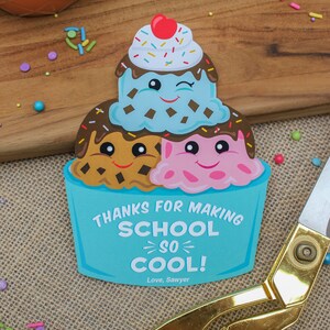 Puede incluir: Una tarjeta de cono de helado azul y blanco con un mensaje que dice "Gracias por hacer que la escuela sea tan genial! Con cari&ntilde;o, Sawyer".