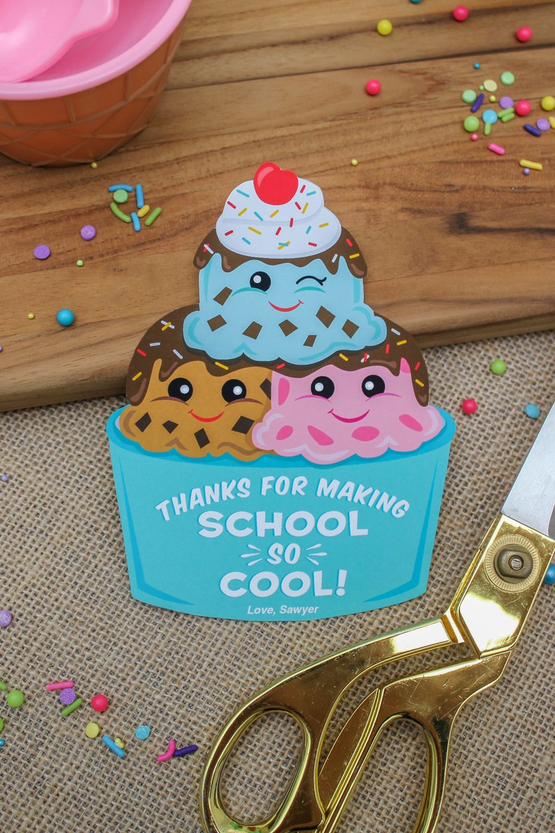 Puede incluir: Una tarjeta de cono de helado azul y blanco con un mensaje que dice "Gracias por hacer que la escuela sea tan genial! Con cari&ntilde;o, Sawyer".