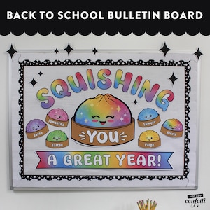 Peut inclure: Un tableau d'affichage rectangulaire avec le texte SQUISHING YOU A GREAT YEAR. Le design présente une grande boulette arc-en-ciel centrale dans un panier vapeur marron, entourée de plus petites boulettes colorées portant des prénoms.