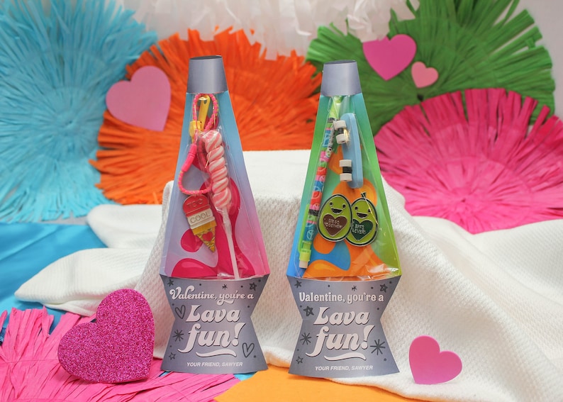 Peut inclure: Deux sacs cadeaux color&eacute;s pour la Saint-Valentin avec le texte "Valentine, you're a Lava fun!" et "Your friend, Sawyer". Les sacs sont remplis de petits cadeaux, dont une sucette, un crayon, un porte-cl&eacute;s et un autocollant.