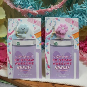 Puede incluir: Dos tarjetas de regalo con fondo morado y un corazón blanco con el texto "You're an EX-STRAW AWESOME NURSE!"  Una tarjeta tiene una nube azul con una cara y la otra tiene una flor rosa. Ambas tarjetas tienen un estetoscopio y una venda.