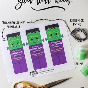 Puede incluir: Una bolsa de regalo de Halloween imprimible "Franken-Slime" con una cara de monstruo verde y fondo morado. La imprimible incluye el texto "Wishing you a Franken-Slime good time! Happy Halloween! Love, Easton". La imagen tambi&eacute;n muestra los suministros necesarios para hacer las bolsas de regalo, incluyendo slime verde, tijeras y cuerda negra y blanca.