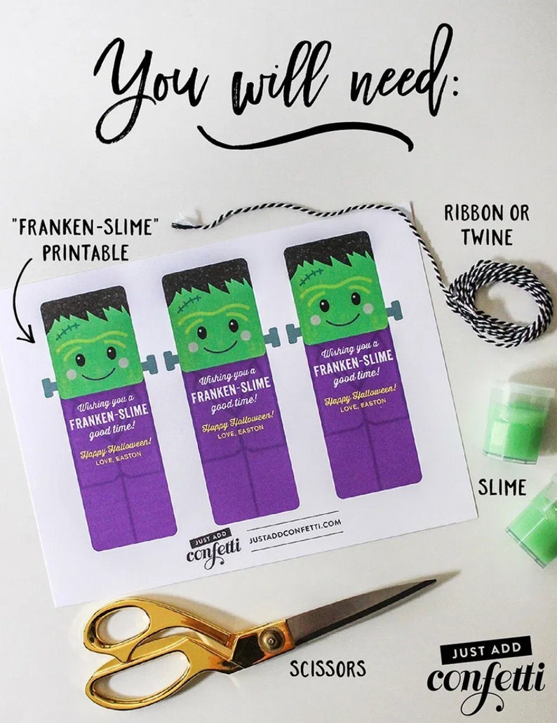 Puede incluir: Una bolsa de regalo de Halloween imprimible "Franken-Slime" con una cara de monstruo verde y fondo morado. La imprimible incluye el texto "Wishing you a Franken-Slime good time! Happy Halloween! Love, Easton". La imagen tambi&eacute;n muestra los suministros necesarios para hacer las bolsas de regalo, incluyendo slime verde, tijeras y cuerda negra y blanca.