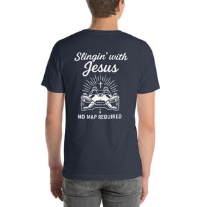 SLINGIN ' WITH JESUS - Polaris Slingshot christliches T-Shirt | Bella+Canvas 3001 Unisex T-Shirt | Glaubensbasiertes Biker-Shirt | Keine Karte erforderlich Shirt