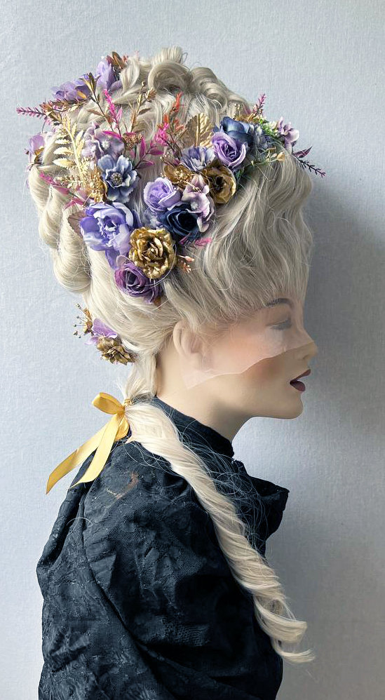 マリー・アントワネット風のロココ調ブロンドウィッグ（花付き