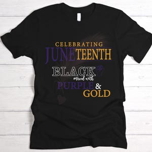 Puede incluir: Camiseta negra con las palabras "Celebrating Juneteenth" en oro y morado. También se muestra el texto "Black mixed with Purple & Gold". Un gráfico de un puño en alto está incluido en el diseño.