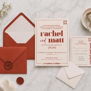Op de afbeelding: Een trouwkaarten set van crèmekleurig papier met roestkleurige tekst en randen. De set bevat een hoofduitnodiging, een antwoordkaart, twee enveloppen en een waszegel. De tekst luidt Rachel and Matt, 2030 en reception to follow.