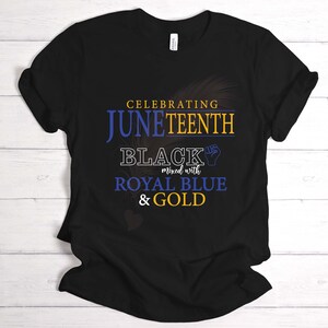 Op de afbeelding: Zwart T-shirt met de tekst "Celebrating Juneteenth" in geel en blauw. De tekst "BLACK mixed with ROYAL BLUE & GOLD" wordt ook weergegeven. Een grafische afbeelding van een vuist is inbegrepen.