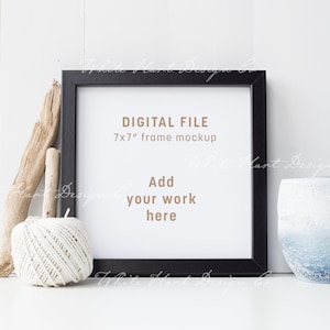 Puede incluir: Una maqueta de marco negro con un paspartú blanco y un fondo blanco. El marco mide 17,8 x 17,8 cm y el texto "DIGITAL FILE" y "7x7" frame mockup" está impreso en el paspartú. El texto "Add your work here" también está impreso en el paspartú.
