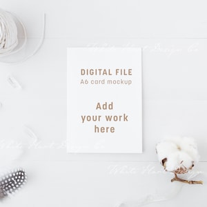 Mockup A6-kaart: slim psd-object + png + jpeg - digitaal bestand, instant download - promoot je kunstwerk in je onlineshop en sociale media