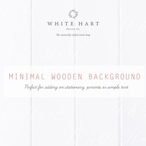 Può includere: Sfondo bianco in legno con il testo "WHITE HART DESIGN CO. The naturally styled stock shop" e "MINIMAL WOODEN BACKGROUND Perfect for adding on stationery, prints or simple text".