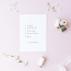 Maqueta de tarjeta minimalista de 5 x 7" - Objeto inteligente Psd + Png + Jpeg - Maqueta de papelería - bodas, ilustraciones, invitaciones - fondo rosa
