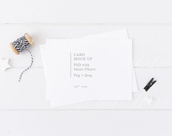 Maqueta de papelería de 5x7" - tarjeta y sobre blancos - orientación horizontal - Incluye archivos PSD y PNG con objetos inteligentes - Fotografía de stock con estilo