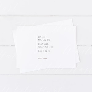 Mockup di cancelleria 5x7" - biglietto e busta bianchi - orientamento orizzontale - oggetto intelligente Psd e Png inclusi - fotografia stock in stile
