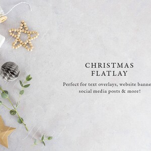 Op de afbeelding: Een platte lay-out met een witte achtergrond met verschillende kerstversieringen, waaronder een houten ster, een klein cadeaudoosje, een bolletje garen, een eucalyptus tak en een papieren honingraatbal. De tekst "CHRISTMAS FLATLAY" staat in zwarte tekst bovenaan de afbeelding. De tekst "Perfect for text overlays, website banners, social media posts & more!" staat in zwarte tekst onder de titel.