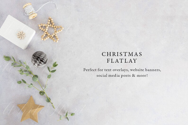 Op de afbeelding: Een platte lay-out met een witte achtergrond met verschillende kerstversieringen, waaronder een houten ster, een klein cadeaudoosje, een bolletje garen, een eucalyptus tak en een papieren honingraatbal. De tekst "CHRISTMAS FLATLAY" staat in zwarte tekst bovenaan de afbeelding. De tekst "Perfect for text overlays, website banners, social media posts & more!" staat in zwarte tekst onder de titel.