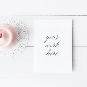 Maquette de carte A6 - Saint-Valentin, cupcake - Objet intelligent PSD + PNG + Jpeg - mariages, maquette de modèle d'invitation - présentez votre travail en ligne