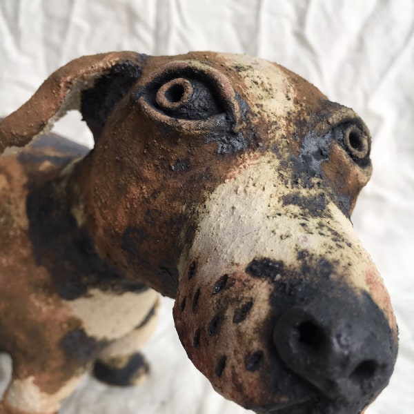 Kleiner Keramikhund mit kleiner Keramikkacke