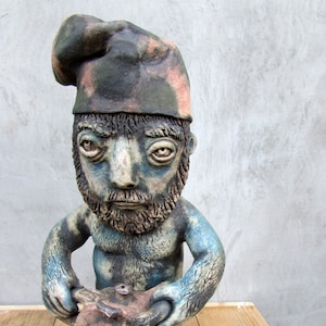 Keramik Garten Gnome mit einer Kettensäge