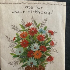 Vintage Late Birthday Card composizione floreale glitterata Unused+env