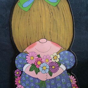 Cartão de aniversário vintage menina com franja longa e buquê de flores não utilizado + env