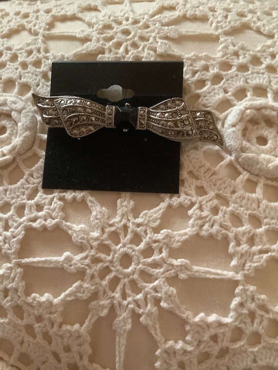 Vintage bow tie brooch silver tone - image 1