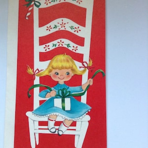 Tarjeta navideña vintage con linda niña abriendo regalo SIN USAR + ENV
