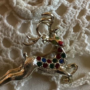 Broche vintage Rudolph, a rena do nariz vermelho, tom prateado
