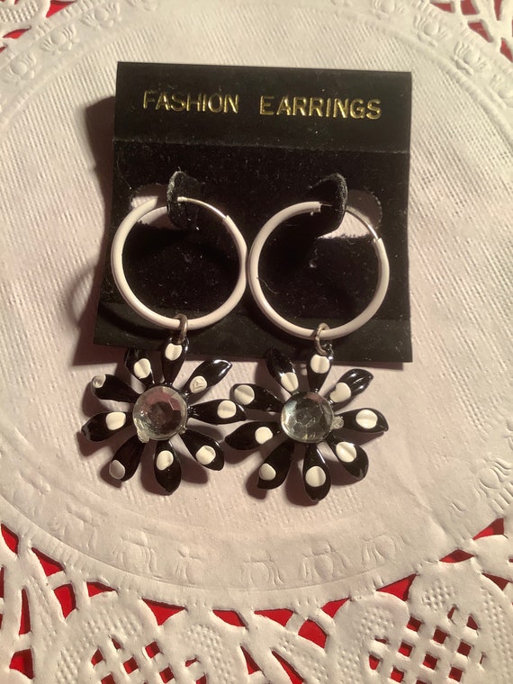 Cute Polka dot hoop floral pierced earrings - image 3