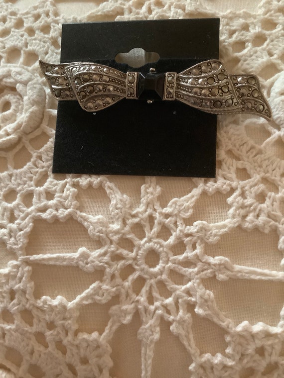 Vintage bow tie brooch silver tone - image 2