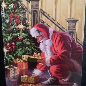 Cartão de Natal vintage Papai Noel colocando presentes sob a árvore Não utilizado+env