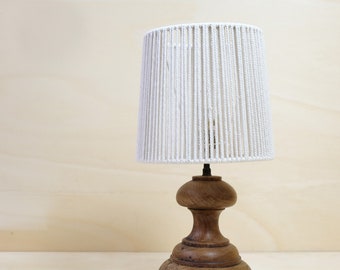 Tafellamp met gedraaide houten voet, 1960-1970.