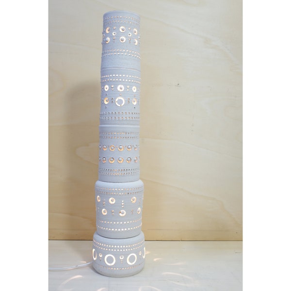 Georges Pelletier, lampe de sol totem en terre blanche.