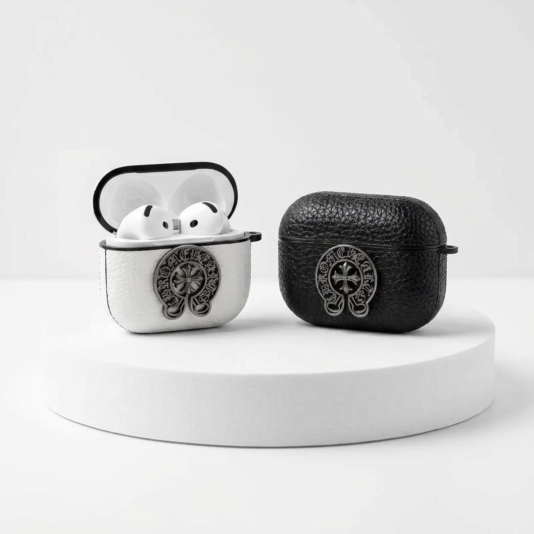 ブラックレザー♡AirPods収納♡バックチャーム♡ ブラック&ホワイトブローチ Leather Airpods Case With Keychain Clip, Black Chrome Style Cover