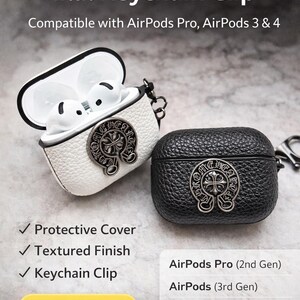 以下が含まれることがあります： 黒と白のレザーAirPodsケース、キーチェーンクリップ付き。テクスチャード加工と装飾的なエンブレムが特徴です。AirPods Pro、第3世代、第4世代に対応。「SHOP NOW」の文字が含まれています。
