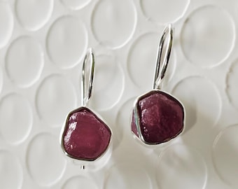 Ruwe robijnrode sterlingzilveren oorbellen, handgemaakte sieraden