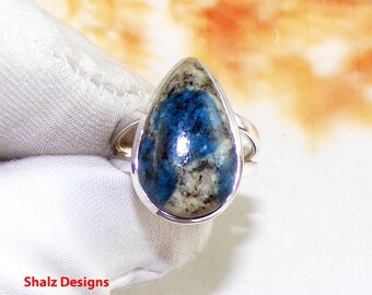 Peut inclure: Une bague en argent sterling avec une pierre précieuse bleu et blanc en forme de larme.