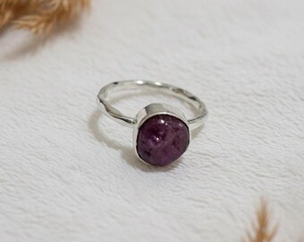 Anillo de rubí rosa hecho a mano en plata de ley, piedra en bruto