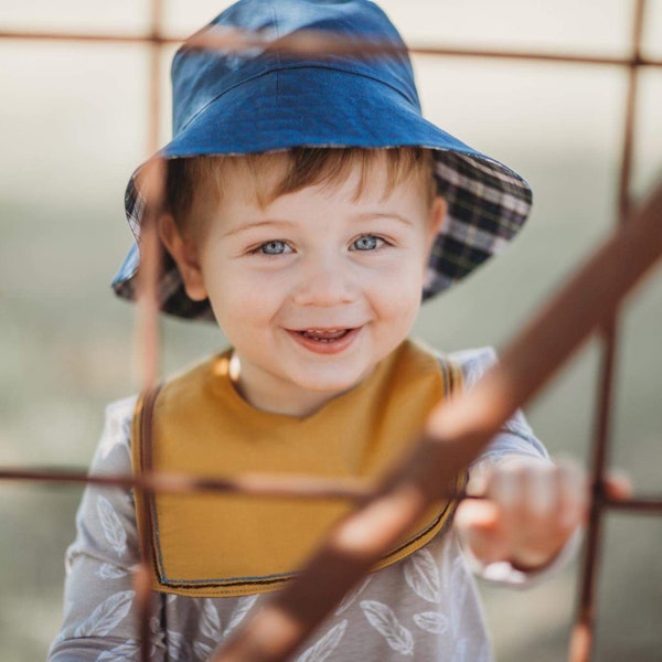 Chapeau réversible pour bébé et tout-petit, fait à la main avec un carreau bleu marine, vert et blanc et un bleu uni au verso