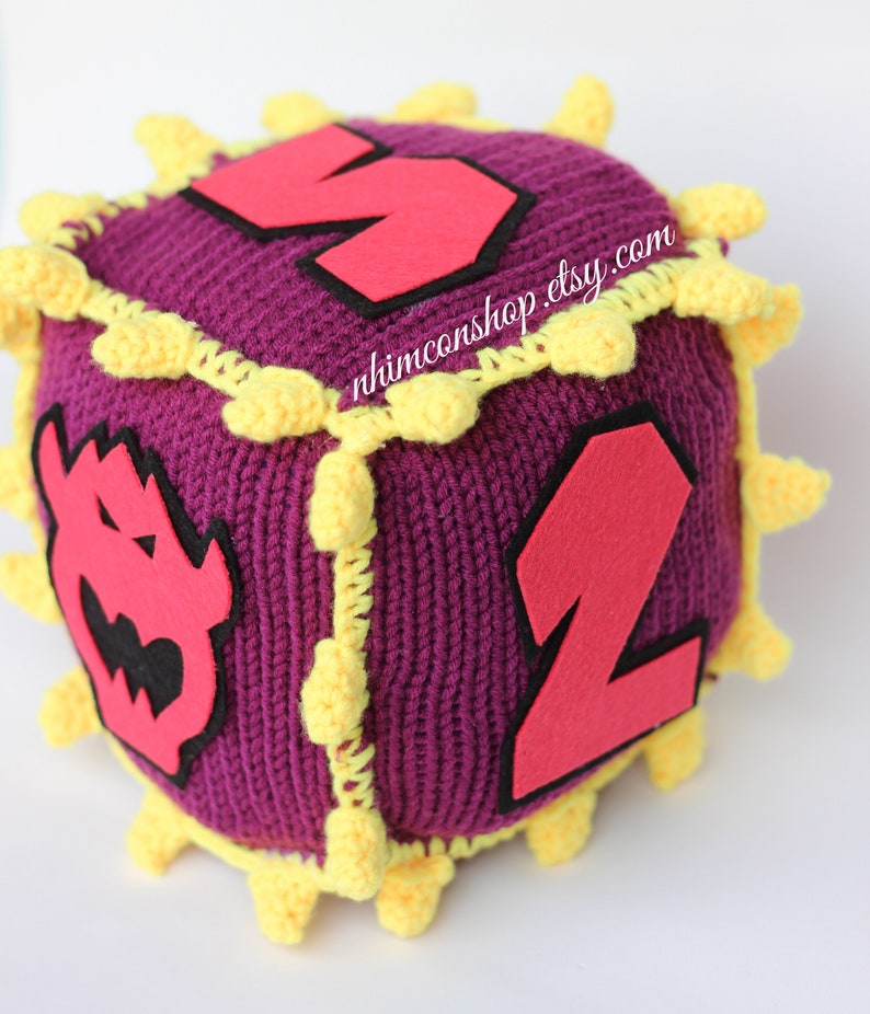 Bloque de dados para juego cuadrado 1-4 o diamante 1-10 peluche Amigurumi juguete de peluche hecho a mano Softies regalo bebé ganchillo tejido inspirado felpa imagen 1