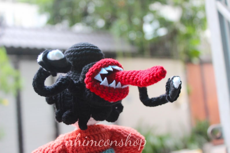 Puede incluir: Un letrero de madera r&uacute;stico con el texto "Welcome to our home" en un estilo manuscrito. El letrero presenta un acabado envejecido y un dise&ntilde;o sencillo y acogedor, ideal para un porche o entrada.