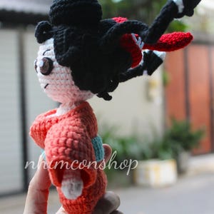 Puede incluir: Un letrero de madera r&uacute;stica con la frase "Welcome to our home" en letras blancas. El letrero presenta un acabado envejecido y un dise&ntilde;o sencillo y acogedor, perfecto para la entrada.