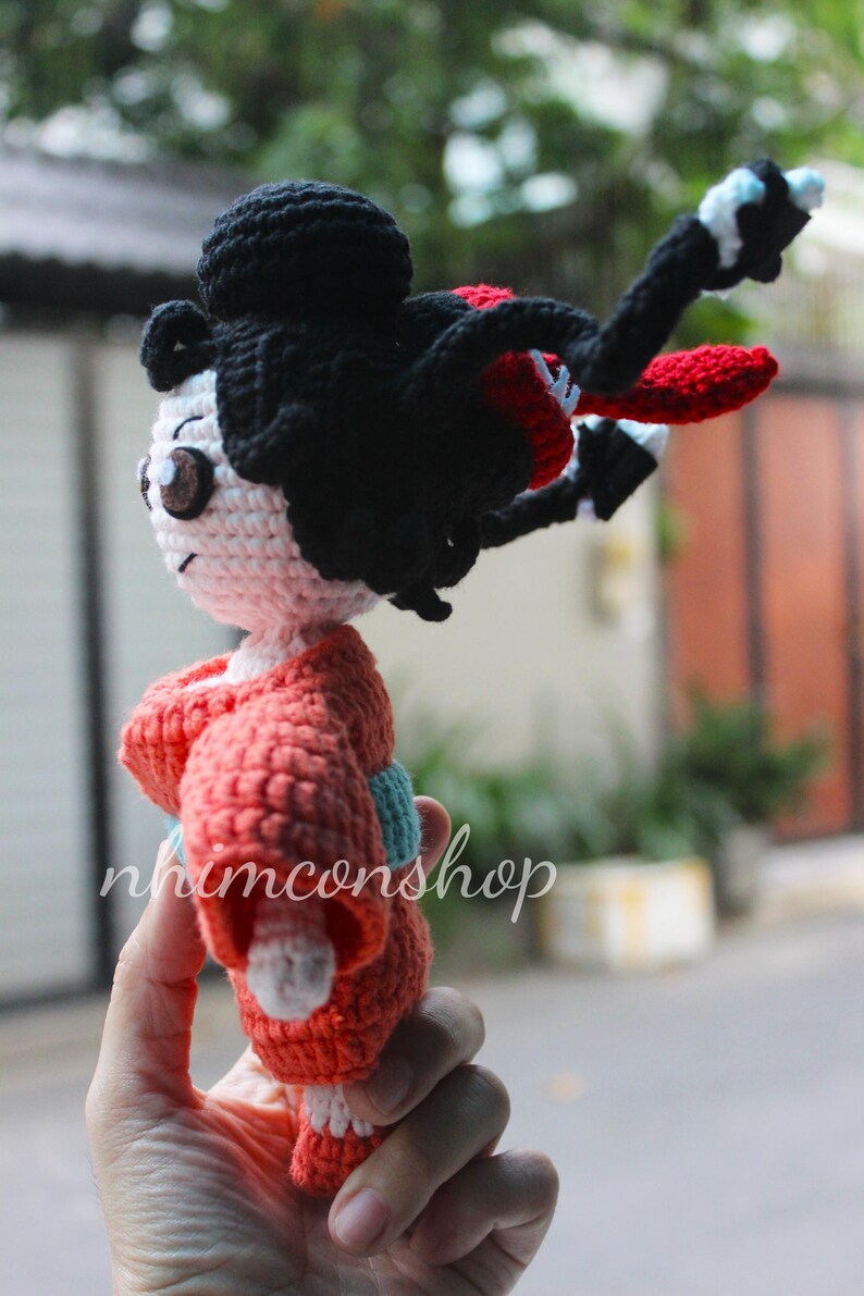 Puede incluir: Un letrero de madera r&uacute;stica con la frase "Welcome to our home" en letras blancas. El letrero presenta un acabado envejecido y un dise&ntilde;o sencillo y acogedor, perfecto para la entrada.