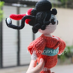 Puede incluir: Una taza de cer&aacute;mica blanca con un asa negra y el texto "But First, Coffee" en negro, en negrita. La taza est&aacute; sobre una superficie blanca.