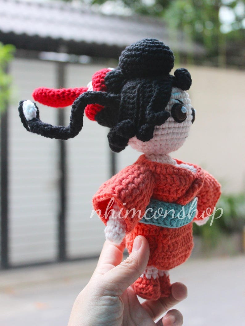 Puede incluir: Una taza de cer&aacute;mica blanca con un asa negra y el texto "But First, Coffee" en negro, en negrita. La taza est&aacute; sobre una superficie blanca.