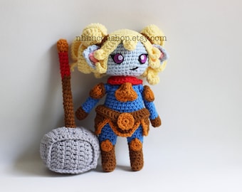 Peluche Chibi Poppy Hammer Girl: bambola lavorata a maglia all'uncinetto e fatta a mano