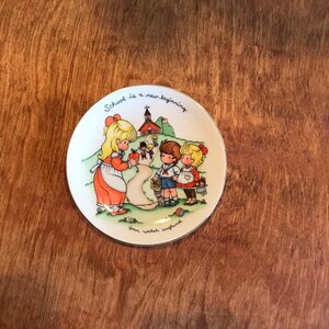 Avon verzamelbord met 24 kt gouden rand porselein School is een nieuw begin Joan Walsh Angland 1986 lcww