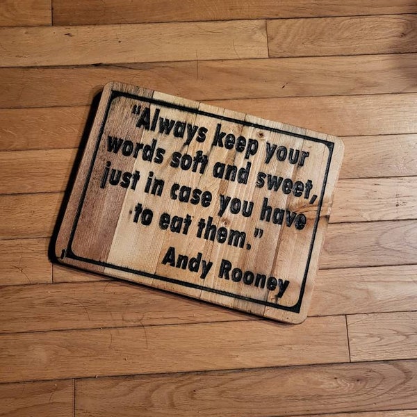 Citation d'Andy Rooney, sculptée dans du bois, mots message pour tout le monde, cadeau pour le personnel du service des réclamations lcww