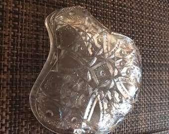 Plato de vidrio prensado: forma de asiento de bicicleta, diseño floral en espiral.